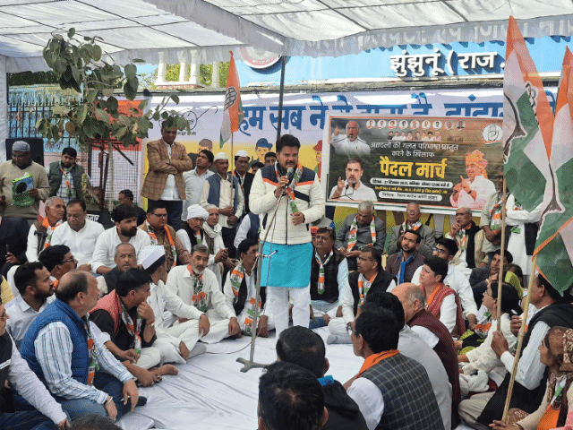 सभा को संबोधित करते जिला अध्यक्ष विधायक रीटा चौधरी और विधायक राजकुमार शर्मा