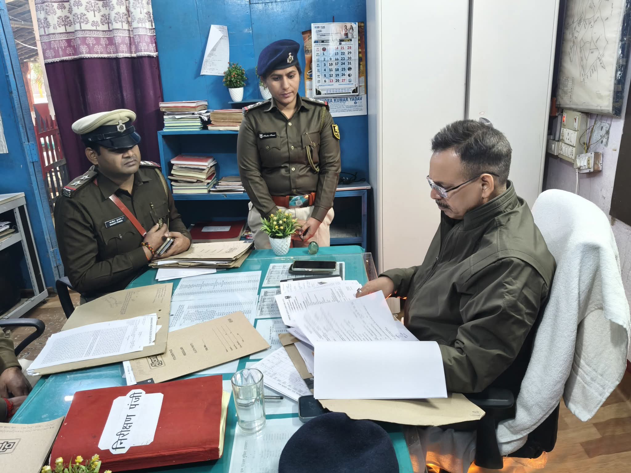 पदाधिकारियों से पूछताछ करते हुए सीटी एसपी