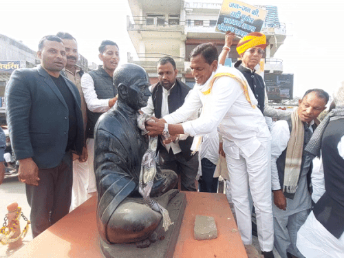 दौसा विधायक डीसी बैरवा ने महात्मा गांधी मूर्ति की सफाई की