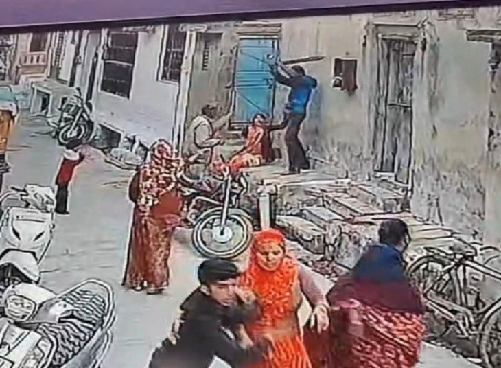 सीसीटीवी फुटेज में शुक्रवार शाम को आरोपी अपने ससुर पर तलवार से वार करते नजर आया।