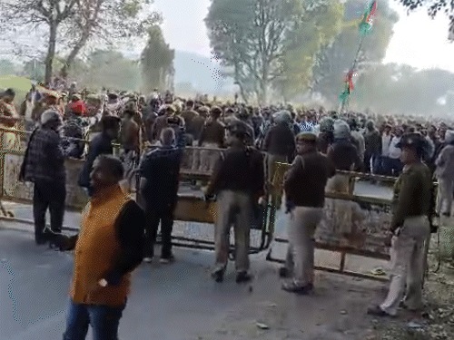 कोठी नारायणपुर तिराहे पर प्रदर्शन के लिए जाने के दौरान 100 मीटर पहले पुलिस ने लोगों को रोक दिया।