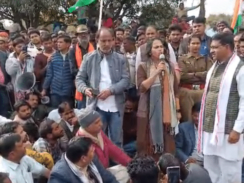 राजगढ़ एसडीएम सीमा मीणा ने आश्वासन दिया कि कलेक्टर प्रस्ताव बनाकर भेज दिया है। मगर प्रदर्शनकारी कलेक्टर को बुलाने की मांग पर अड़े हैं।