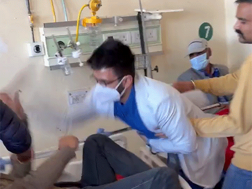 22 दिसंबर को IGMC में डॉक्टर और मरीज के बीच मारपीट का वीडियो।
