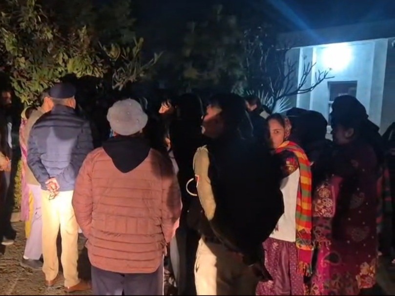 रात को प्रशासन के अधिकारियों ने छात्राओं की बातें सुनी, लेकिन उन्होंने धरना उठाने से मना कर दिया।