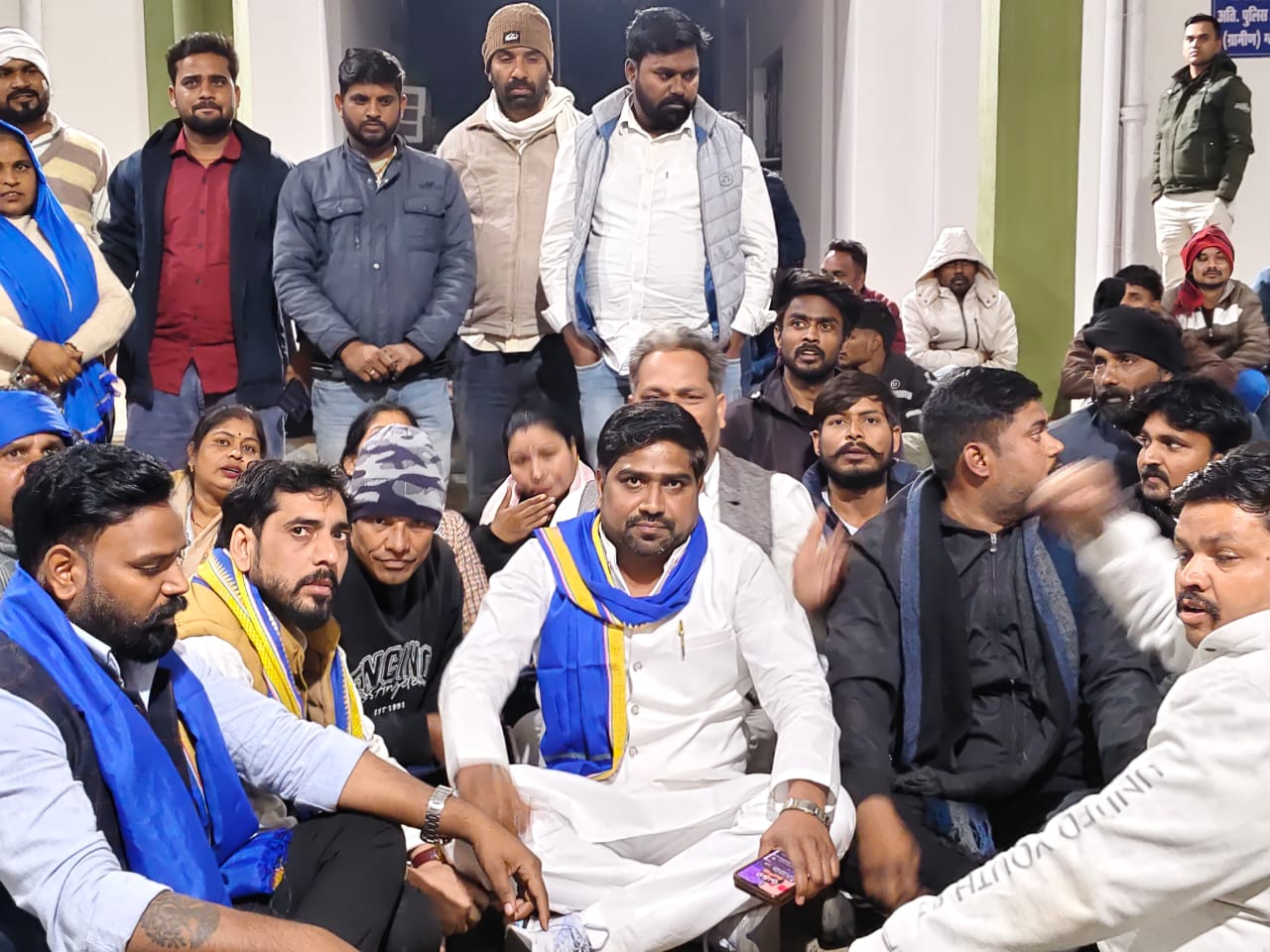 एसपी ऑफिस पर प्रदर्शन करते भीम आर्मी व कई संगठन