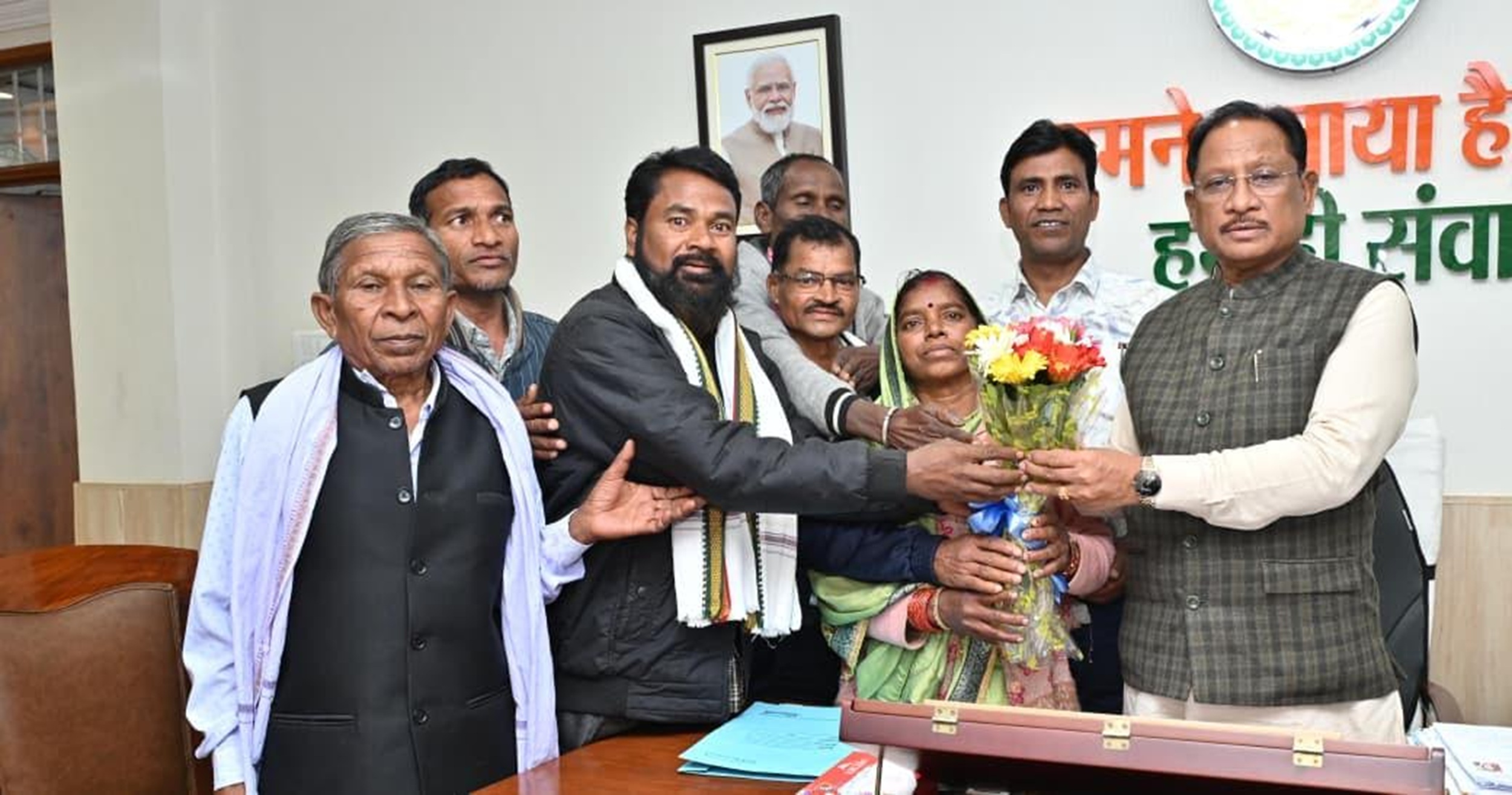 Villagers told the Chief Minister about the problems of the area |  ग्रामीणों ने मुख्यमंत्री को बताईं क्षेत्र की समस्याएं - Balod News | Dainik  Bhaskar