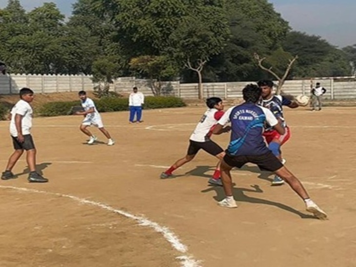 भिवानी के गांव सरल स्थित एमडी सीनियर सेकेंडरी स्कूल में चयन ट्रायल में भाग लेते हुए खिलाड़ी