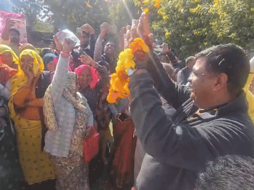 अलवर के मालवीय नगर में पेयजल समस्या का समाधान हुआ तो महिलाओं ने वन मंत्री का स्वागत किया और गीत गाए। वन मंत्री भी ताली बजाकर नाचे।