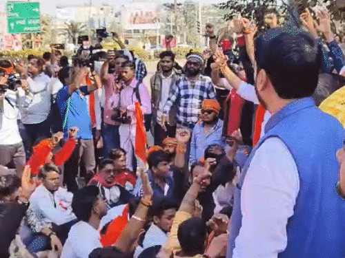 रायपुर में बजरंग दल के कार्यकर्ताओं ने किया चक्काजाम। पुलिस के खिलाफ नारेबाजी।