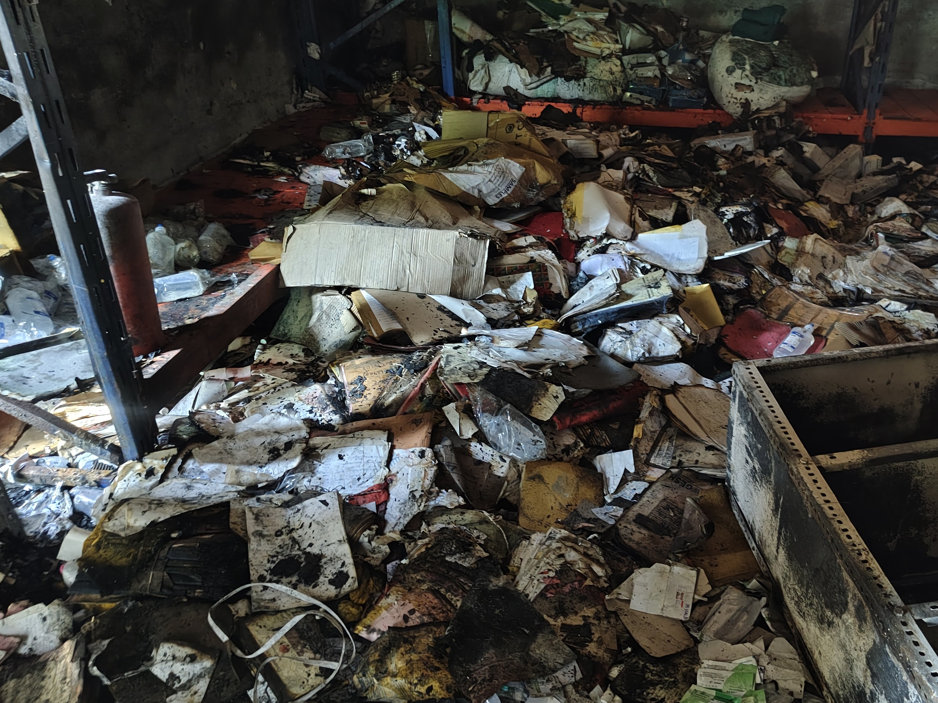 आग लगने से जरूरी फाइलें भी जलकर खाक हो गई।