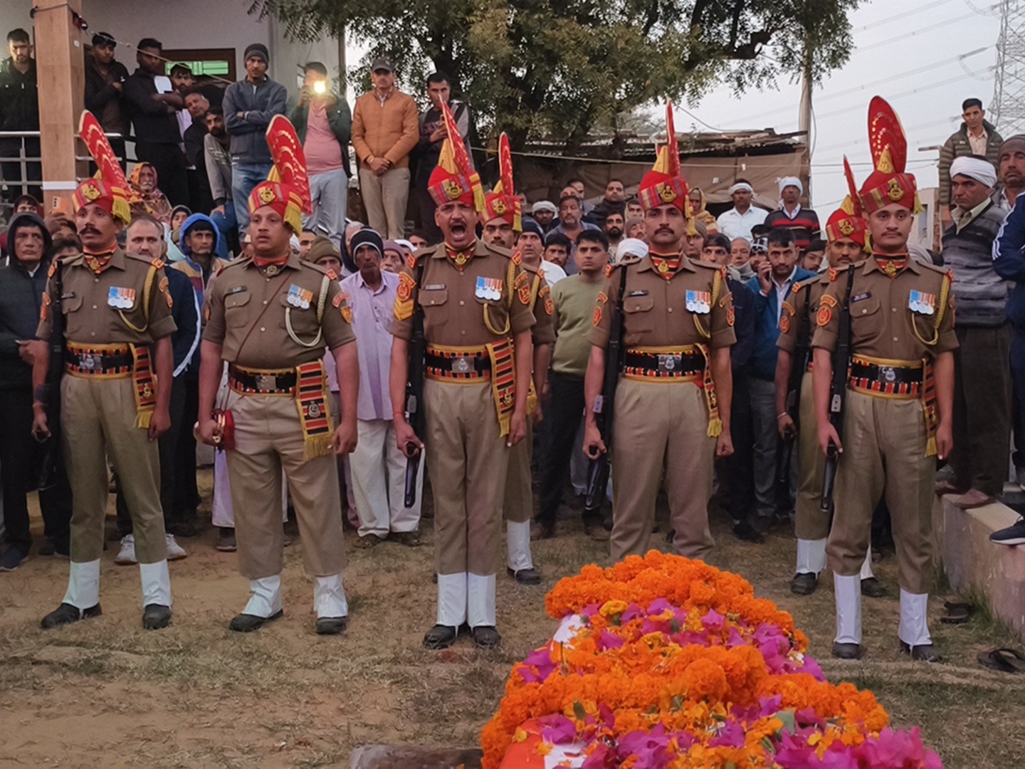 लोयल से मानोता जाटान तक लगभग 4 किलोमीटर लंबी तिरंगा रैली निकाली गई।