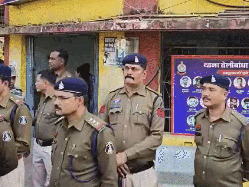 तेलीबांधा थाने के बाहर पुलिस अधिकारियों के साथ फोर्स तैनात।।