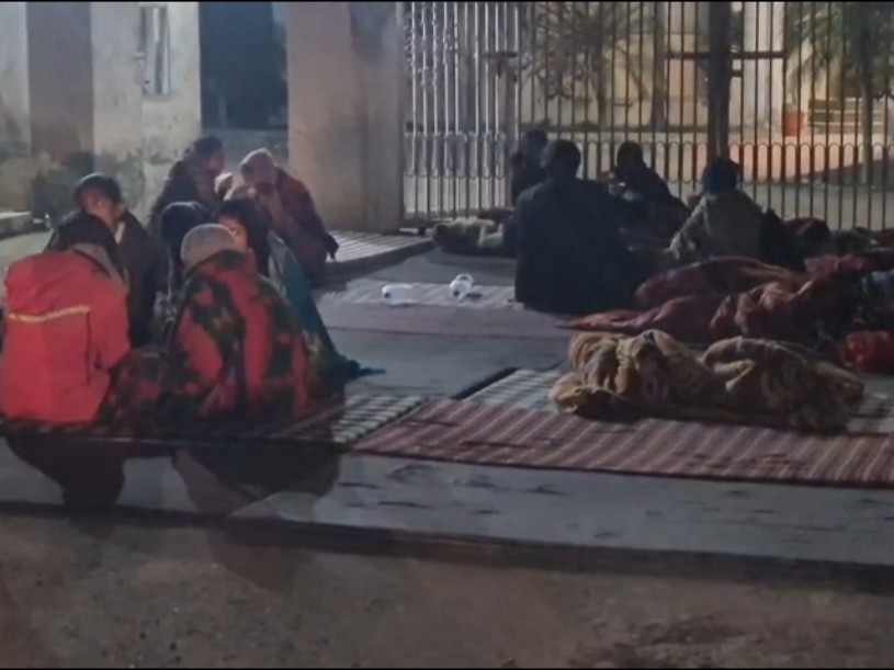 नारनौंद मे कॉलेज के बाहर धरने पर बैठी छात्राएं गर्म वस्त्रों से ठंड से टक्कर लेती दिखी।