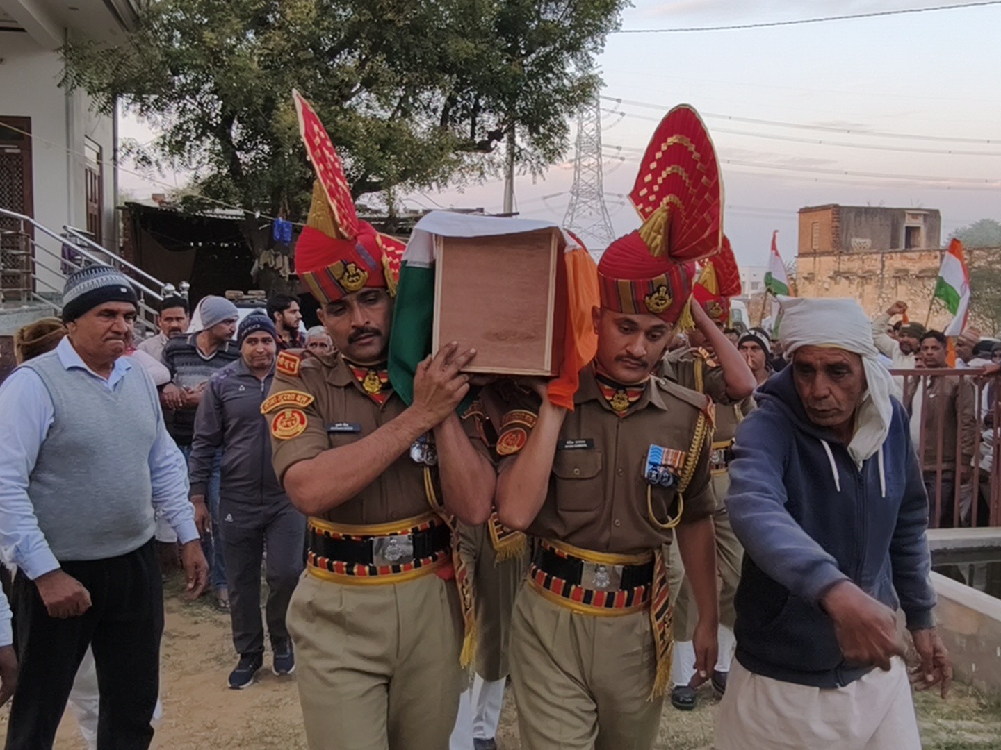 लगभग 4 किलोमीटर लंबी तिरंगा रैली निकाली गई।