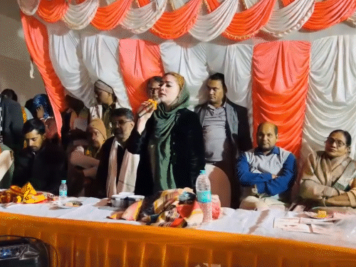 'विकास रथ' के कामां पहुंचने पर विधायक नौक्षम चौधरी ने लोगों को संबोधित किया।