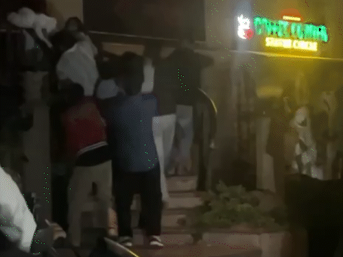 क्लब के बाहर दो पक्षों में जमकर मारपीट हुई।