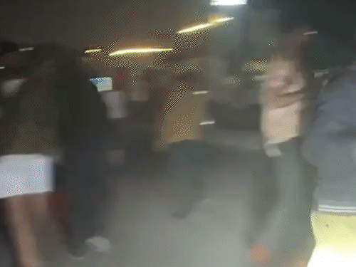 घटना में 3 से 4 लोगों घायल हुए। मारपीट के दौरान कई गाड़ियों के शीशे तोड़ दिए गए, सड़क पर अफरा-तफरी मच गई और आम लोग जान बचाकर इधर-उधर भागते नजर आए।