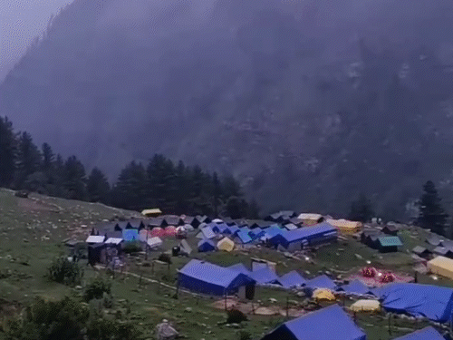 कुल्लू में नए उभरते हुए खीरगंगा में टूरिस्ट के ठहरने को लगाए गए टेंट।