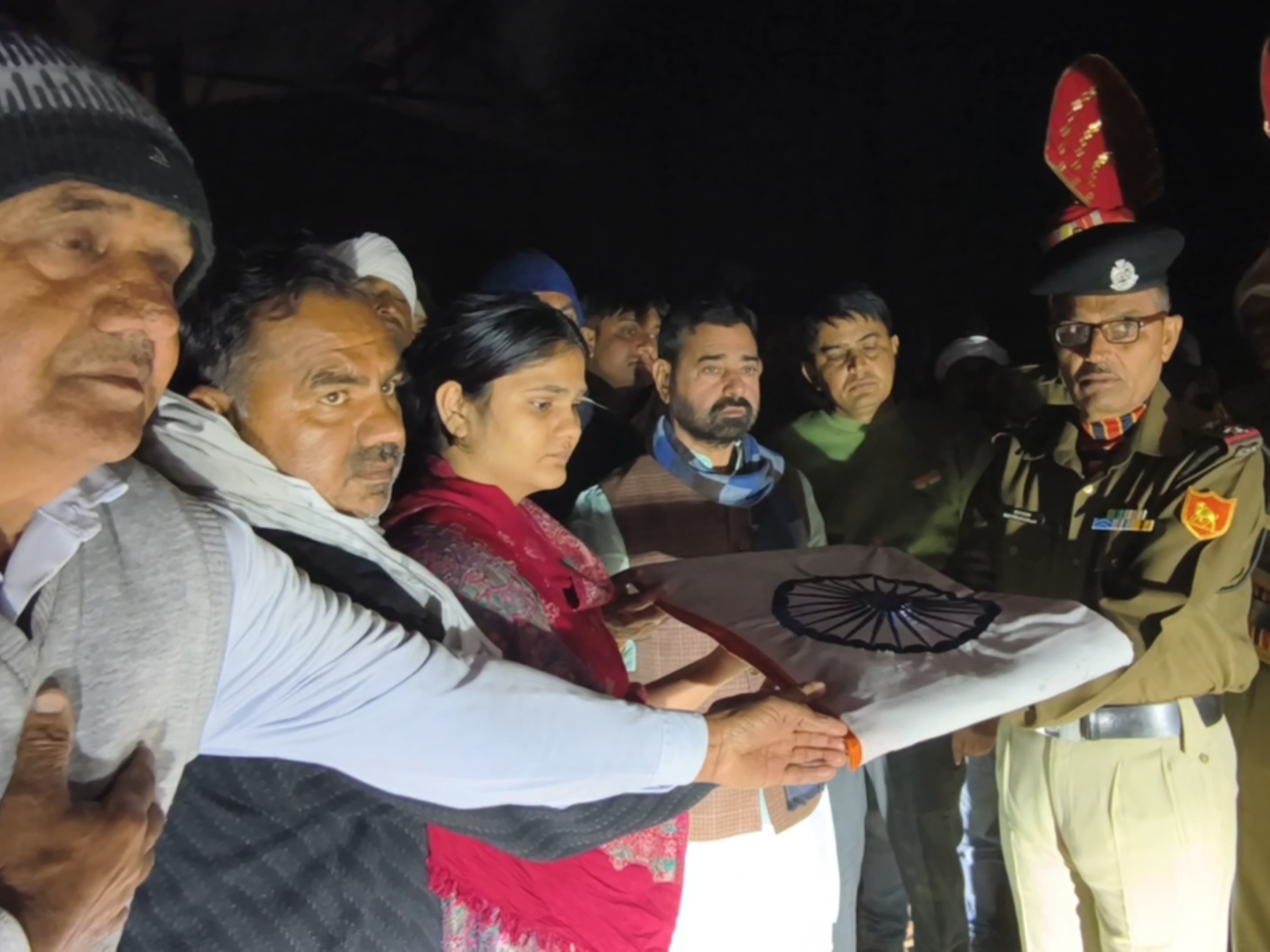 पैतृक गांव मानोता जाटान में पार्थिव देह पहुंचने पर राजकीय सम्मान के साथ अंतिम संस्कार किया गया।