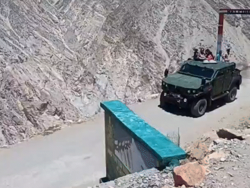 किन्नौर जिला में नए टूरिस्ट डेस्टिनेशन शिपकिला जाते हुए पर्यटक।