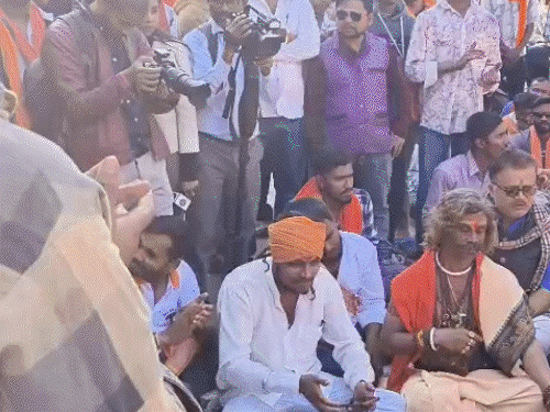 तेलीबांधा पुलिस स्टेशन के सामने चक्काजाम कर दिया था। सड़क पर हवन कर विरोध जताया।