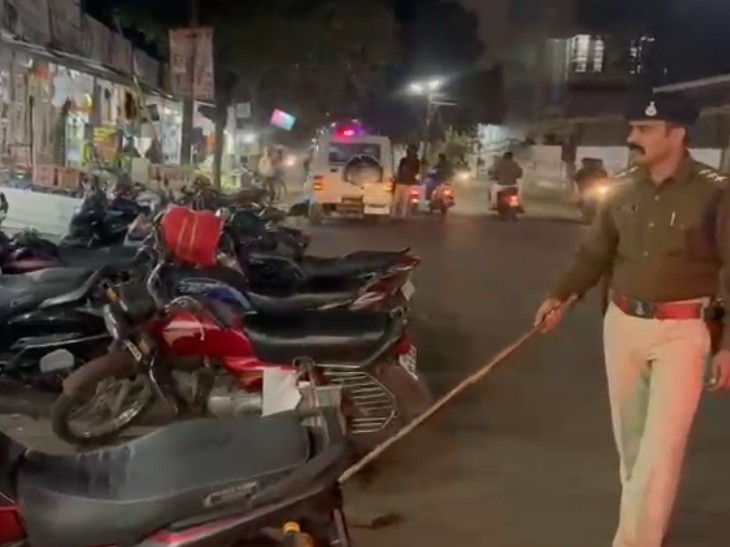 वाहन चालकों पर चालानी कार्रवाई की।