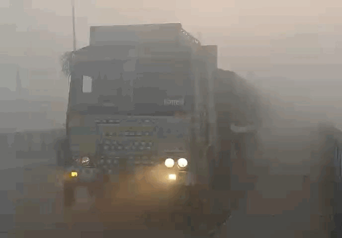 ब्रिज पर घना कोहरा छाया ड्राइवर्स को गाड़ियों की की लाइट ऑन कर गाड़ियां निकालनी पड़ी।