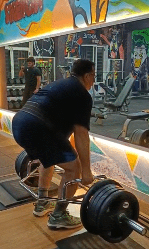 डॉ. दीपक का कहना है कि धीरे- धीरे की गई वेट लिफ्टिंग की एक्सरसाइज से बॉडी बैलेंस्ड और फिट रहती है।