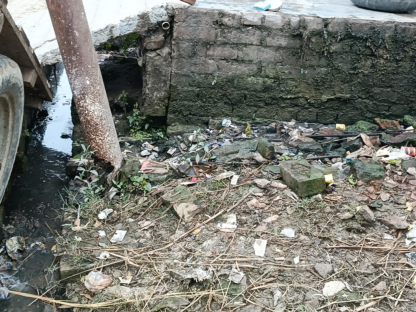 Dilapidated electric pole in Subeha, danger of major accident