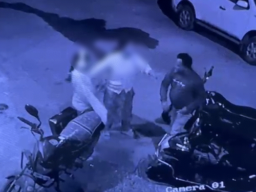 क्लिनिक के बाहर एक व्यक्ति ने छेड़छाड़ की और रोकने पर नाबालिग बच्ची और महिला के साथ मारपीट करने लगा।