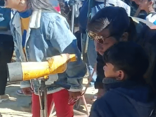 शिमला से लगभग 18 किलोमीटर दूर महासू पीक में दूरबीन से सामने कैलाश पर्वत और हिमालय को देखते हुए टूरिस्ट।