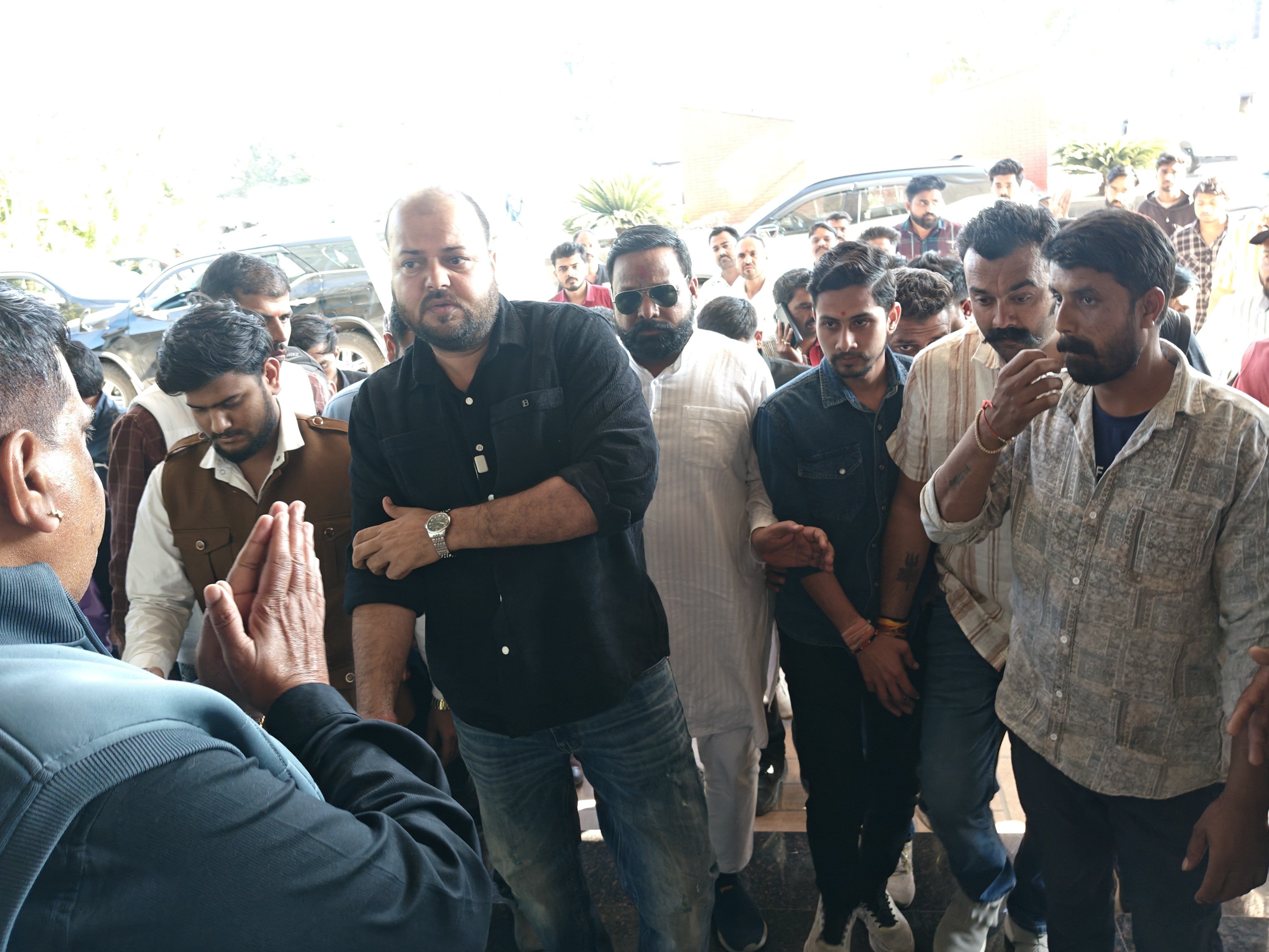 जीवन सिंह शेरपुर का स्वागत करते करणी सेना सदस्य।