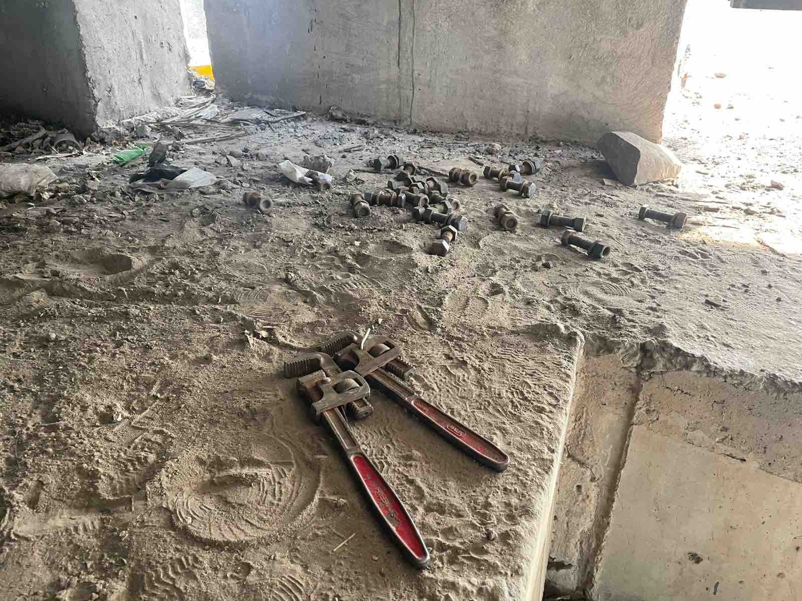 पुल पर कटी पड़ी नट बोल्ट