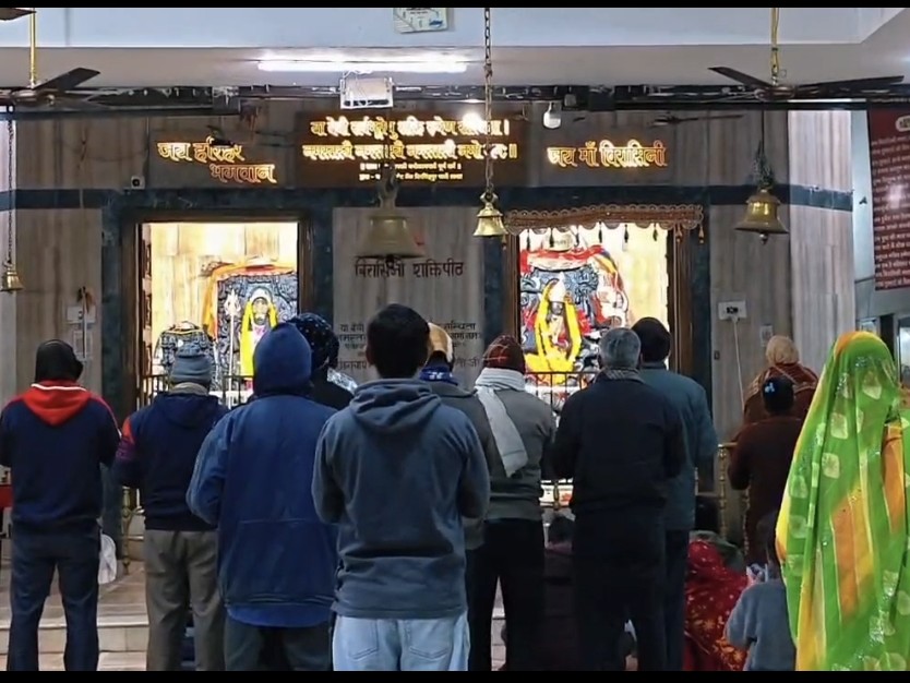 मंदिर प्रांगण में पूजा-अर्चना के साथ मां बिरासिनी को शॉल भी चढ़ाई गई।