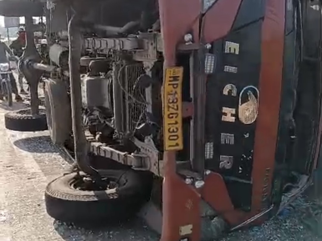 Truck overturned while trying to save a cow in Katni