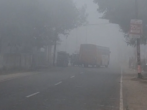 बदायूं में कोहरे के साथ सर्द हवाओं ने गलन बढ़ा दी है। शीतलहर के कारण लोग घर में ही रहने को मजबूर हैं।