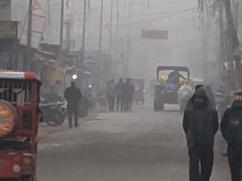 बलिया में कड़ाके की ठंड का असर बना हुआ है। तेज ठंडी हवाओं के कारण ठिठुरन और बढ़ गई है। सड़कों पर लोग गर्म कपड़ों में लिपटे दिखाई दे रहे हैं।