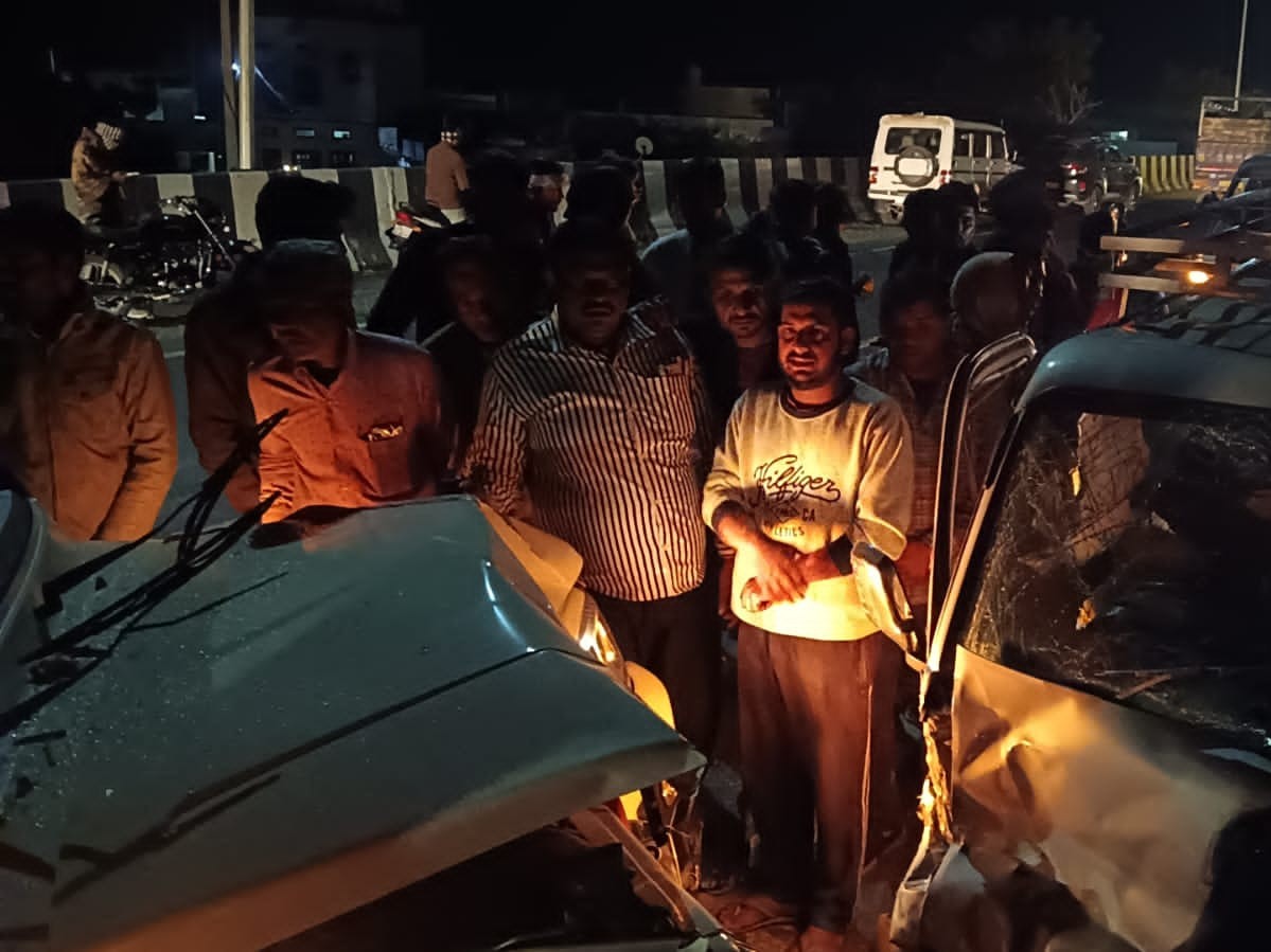 हादसे के क्षतिग्रस्त हुए वाहन, मौके पर जुटी भीड़।