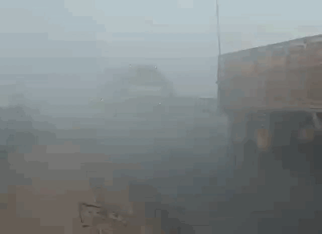 कोहरे के कारण विजिबिलिटी काफी कम रही।