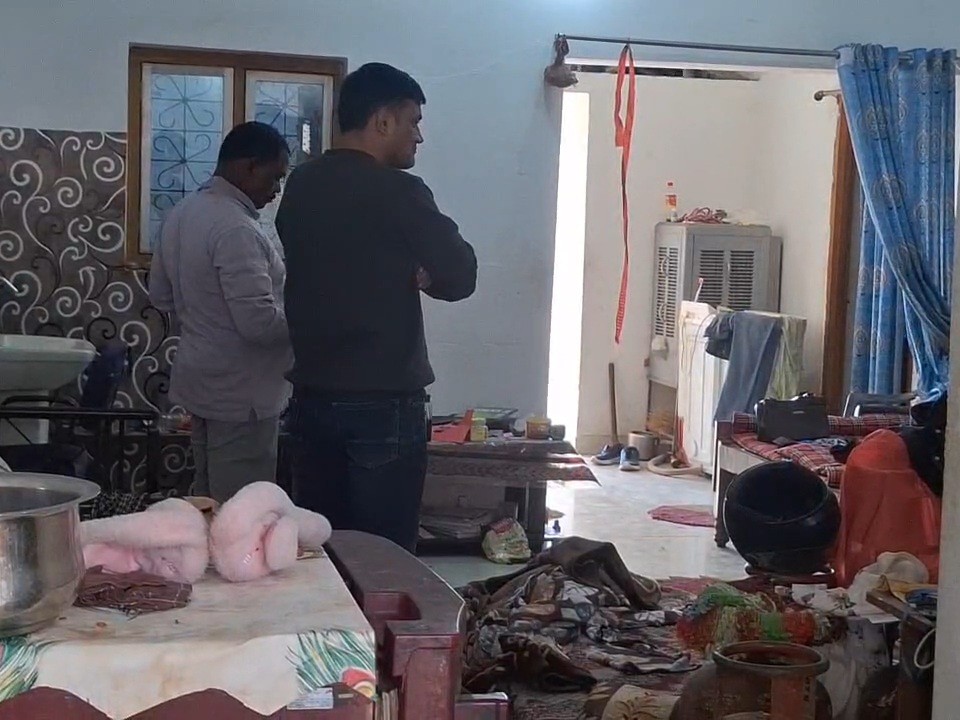 शिक्षक के घर आधी रात नकाबपोशों ने की लूट:  दरवाजा तोड़कर घुसे, विरोध करने पर चाकू से हमला किया, गहने-मोबाइल लूटकर हुए फरार – Jashpur News