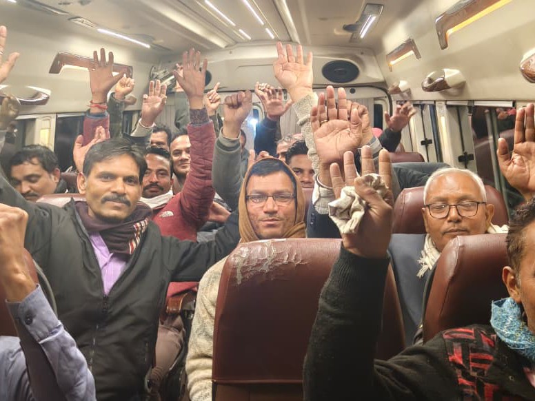 ब्यावर के श्रमिक बसों, कारों, टैक्सियों और रेल के माध्यम से जयपुर पहुंचे।