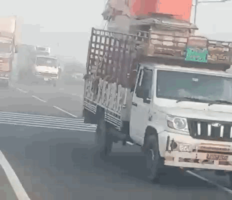 कोठारी नदी की पुलिया पर कोहरा छाने से एक के बाद एक तीन चार वाहन टकरा गए।