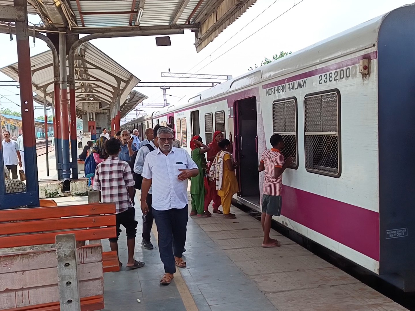 फरीदाबाद रेलवे स्टेशन पर खड़ी लोकल ट्रेन।