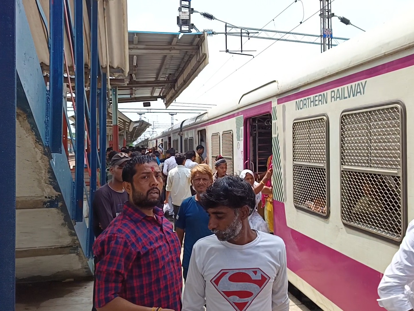 फरीदाबाद रेलवे स्टेशन से चलने वाली लोकल ट्रेनों का भी किराया बढ़ाया गया है।