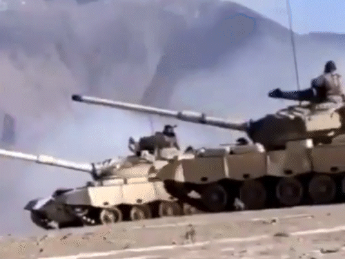 यह तस्वीर 2020 गलवान झड़प के बाद की है, जब समझौते के तहत चीन के टैंक LAC से पीछे हटे थे।