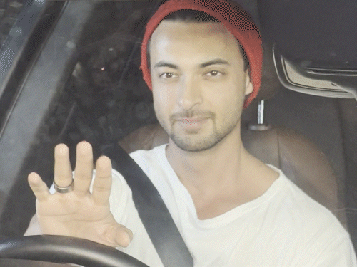 सलमान खान की छोटी बहन अर्पिता के पति और एक्टर आयुष शर्मा पार्टी में पहुंचे।