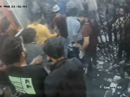 भगदड़ के बाद घायल को ले जाने का यह सीसीटीवी फुटेज सामने आया था।