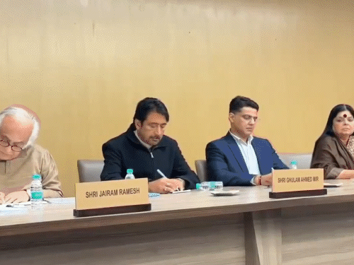 हिमाचल कांग्रेस की पूर्व अध्यक्ष प्रतिभा सिंह कांग्रेस वर्किंग कमेटी मीटिंग में भाग लेते हुए।