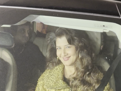 सलमान की एक्स गर्लफ्रेंड और एक्ट्रेस संगीता बिजलानी पार्टी में शाइनी गोल्डन जैकेट में नजर आईं।