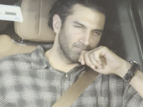 एक्टर आदित्य रॉय कपूर शर्ट में पहुंचे।